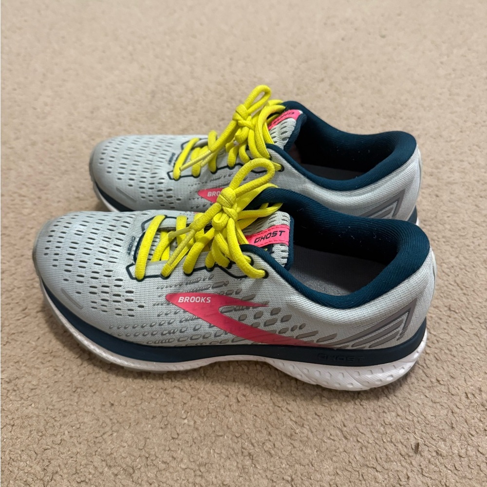 Brooks Ghost 13 women size 6 B medium. Good condition. Lightly used.